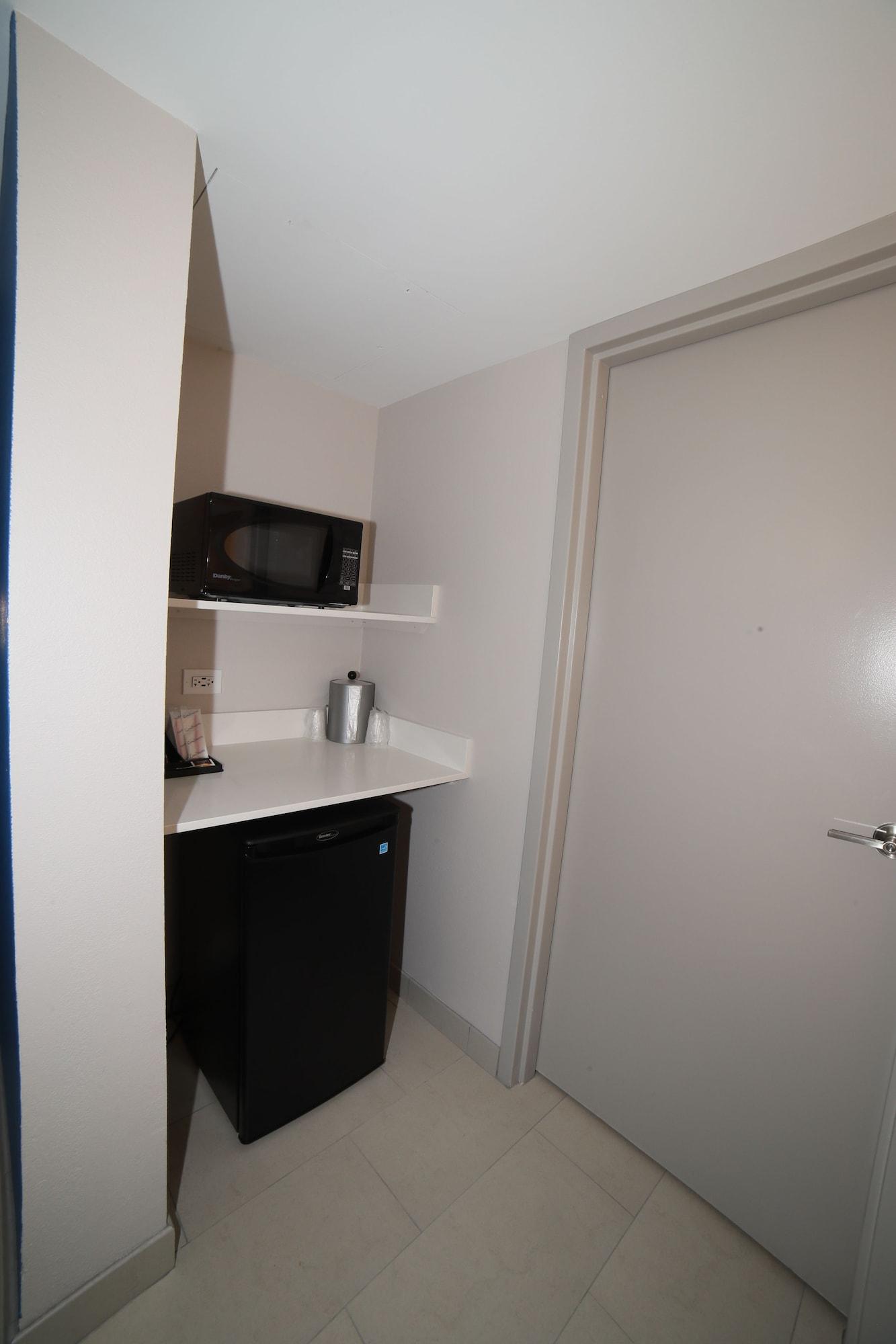 Holiday Inn Express Naperville By Ihg Екстериор снимка