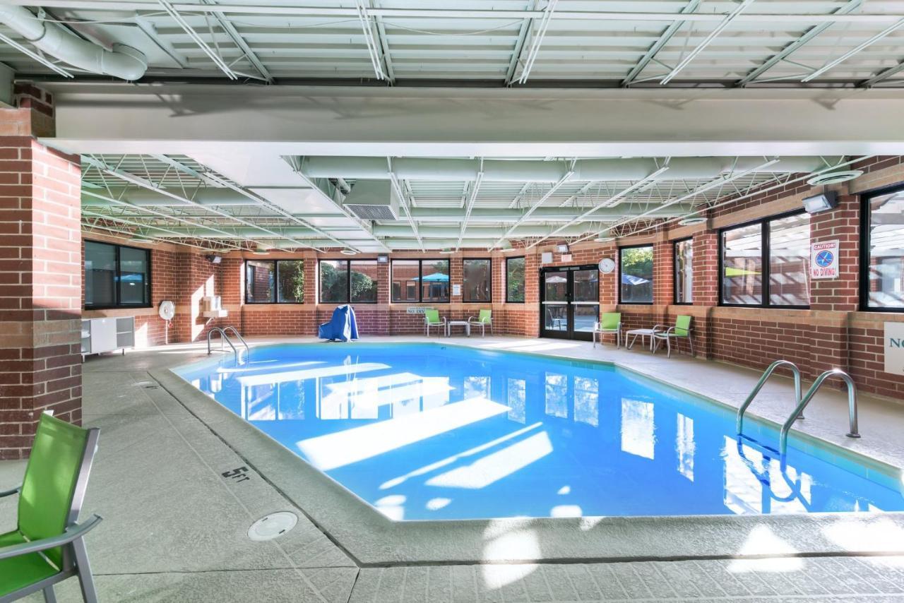Holiday Inn Express Naperville By Ihg Екстериор снимка