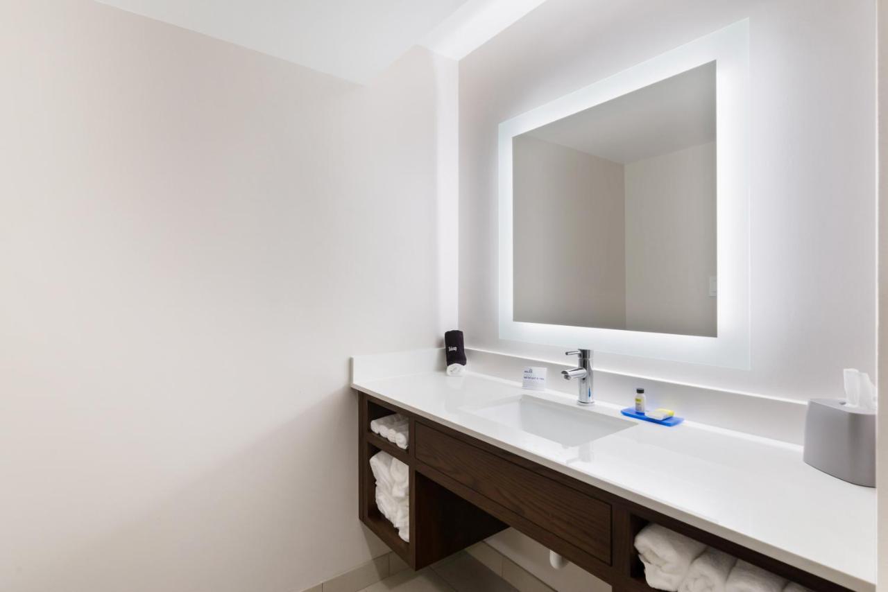 Holiday Inn Express Naperville By Ihg Екстериор снимка